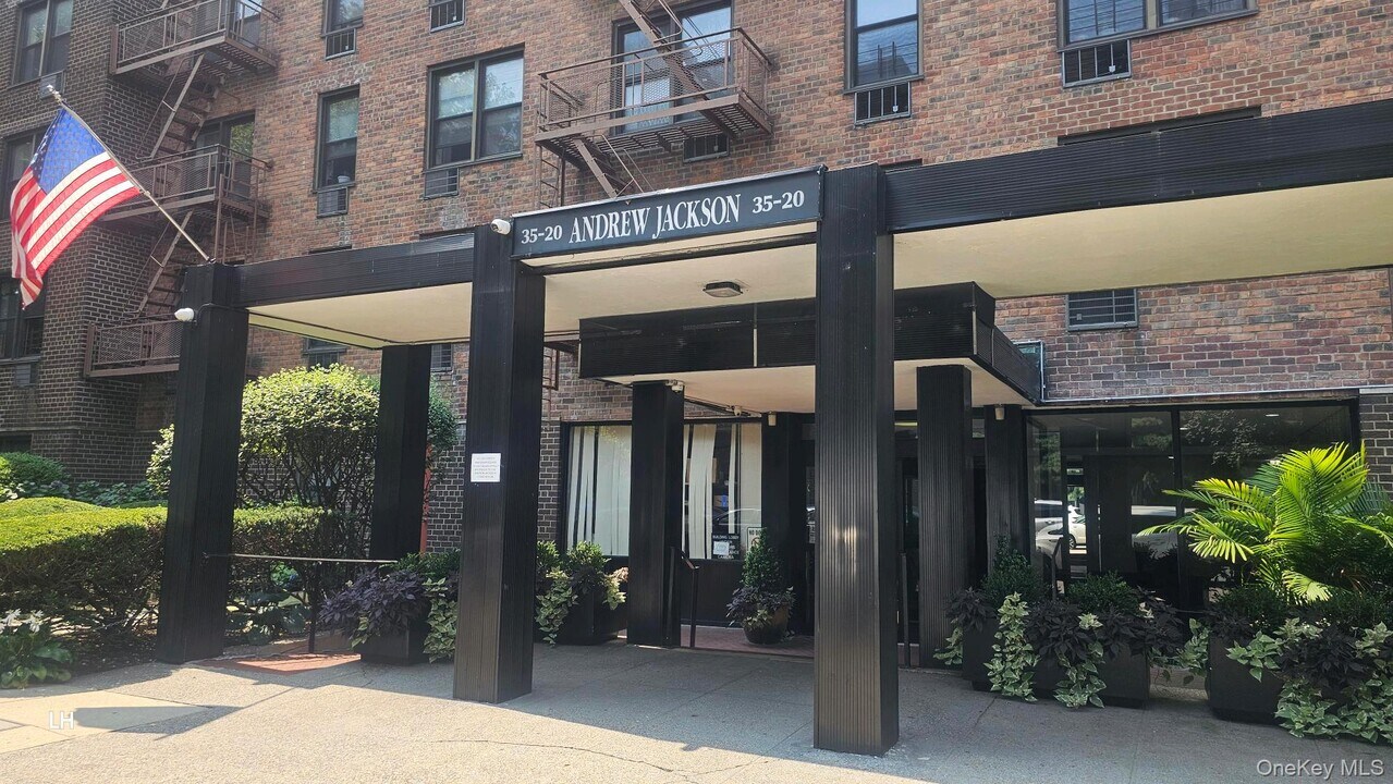 35-20 Leverich St in Queens, NY - Building Photo