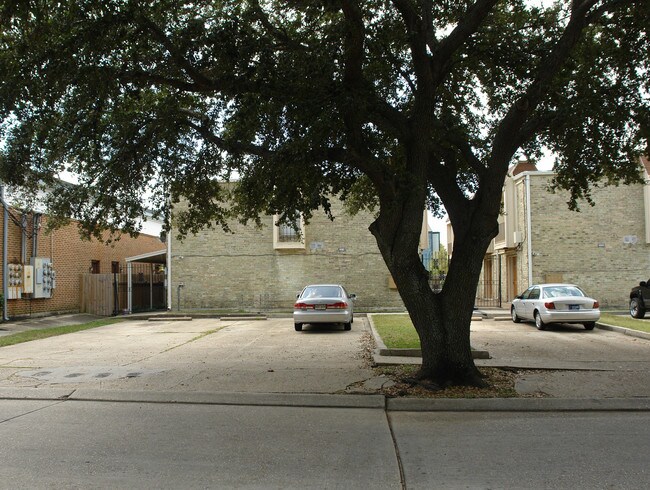 2216 Houma Blvd in Metairie, LA - Building Photo - Building Photo