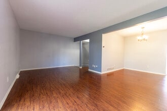 2363 Dorland Ln E in Maplewood, MN - Foto de edificio - Building Photo