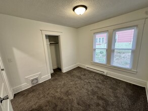 1103 University Pl, Unit C in Burlington, IA - Building Photo - Building Photo