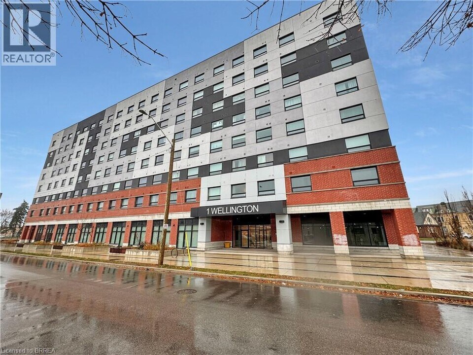 1 Wellington St in Brantford, ON - Building Photo