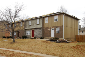 3825-3839 NE Colonial Dr in Lee's Summit, MO - Building Photo - Building Photo