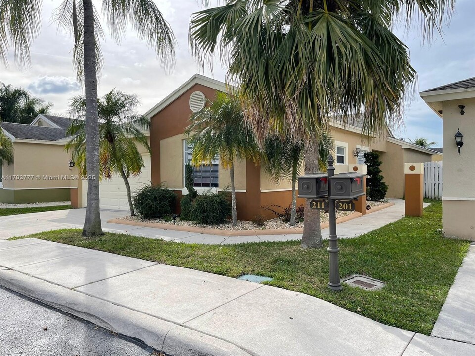 211 E Riverbend Dr in Sunrise, FL - Building Photo