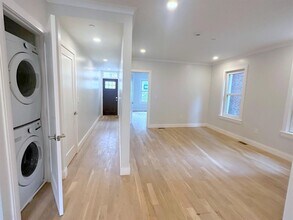 37 Gore St, Unit 1 in Cambridge, MA - Foto de edificio - Building Photo