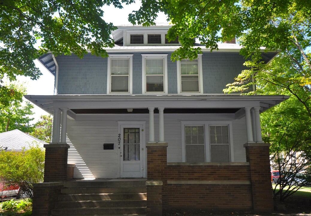 207 N Gregory St in Urbana, IL - Foto de edificio