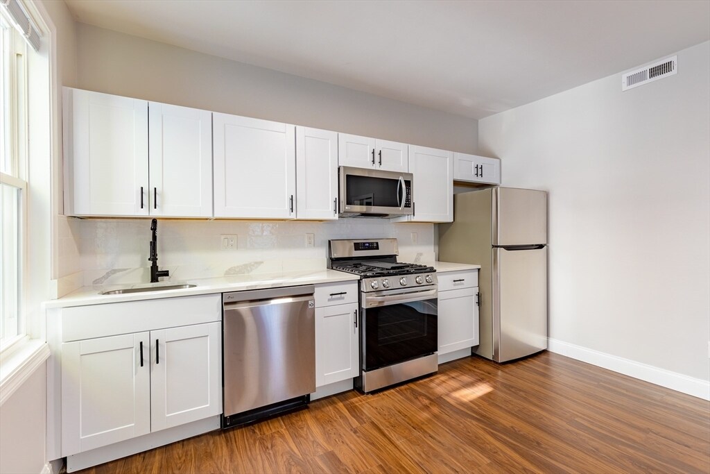 466 E 7th St in Boston, MA - Building Photo