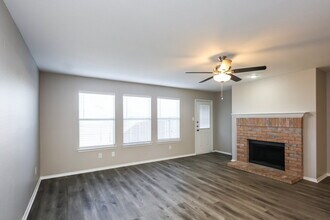 2217 Midbury Dr, Unit 2 in Lancaster, TX - Foto de edificio - Building Photo