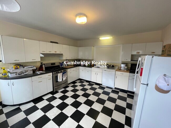 257 Broadway, Unit A in Somerville, MA - Building Photo - Building Photo