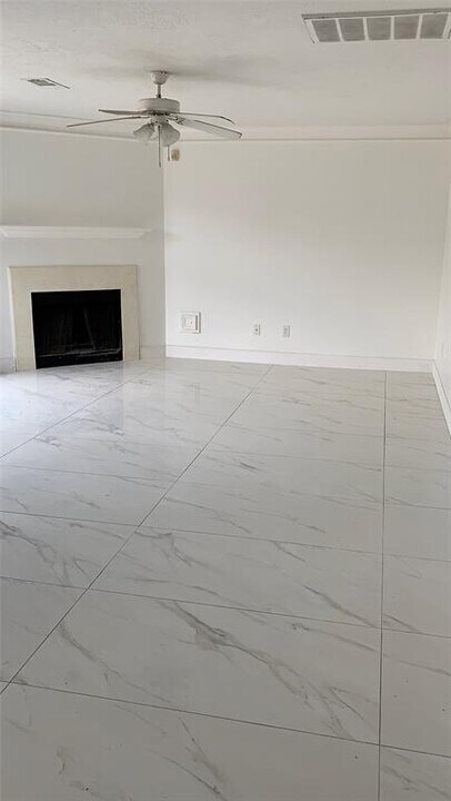 710 Hidden W Rdg in Houston, TX - Building Photo