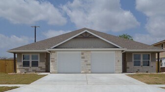 1713 Castroville Trl in Copperas Cove, TX - Building Photo
