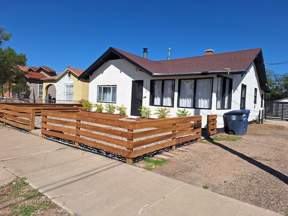 912 7th St NW in Albuquerque, NM - Building Photo