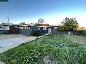 924 E Meadow Ave in Pinole, CA - Building Photo