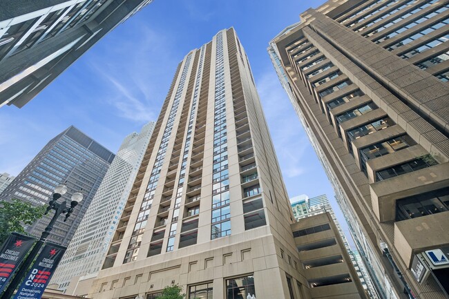 200 N Dearborn St, Unit 807 in Chicago, IL - Foto de edificio - Building Photo