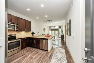 3800 Main St in Houston, TX - Building Photo - Building Photo