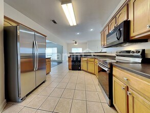 1285 Macon Hall Rd in Cordova, TN - Foto de edificio - Building Photo