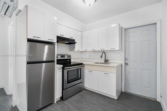 730 NE 128th St in North Miami, FL - Foto de edificio - Building Photo