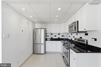 1401 N Rhodes St in Arlington, VA - Building Photo - Building Photo