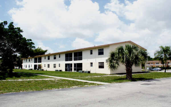 Lake Arjaro Apartments in West Palm Beach, FL - Building Photo - Building Photo