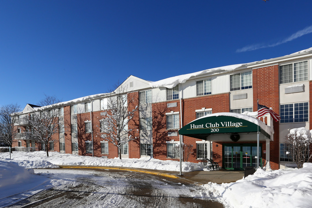 Hunt Club Village in St. Charles, IL - Building Photo