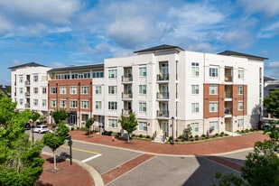 Manor on the Green in Williamsburg, VA - Building Photo