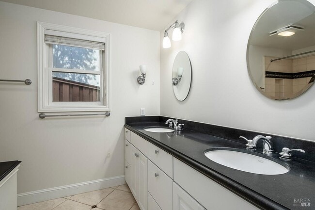 9 Sunnyside Ave in Corte Madera, CA - Foto de edificio - Building Photo