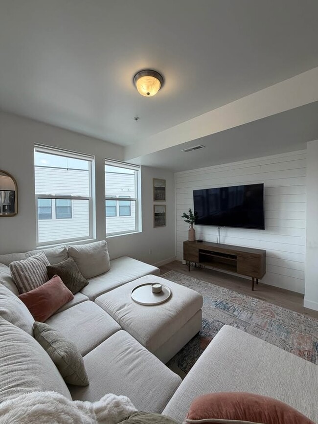 8392 S Sky Mirror Ln, Unit 301 in Sandy, UT - Building Photo - Building Photo