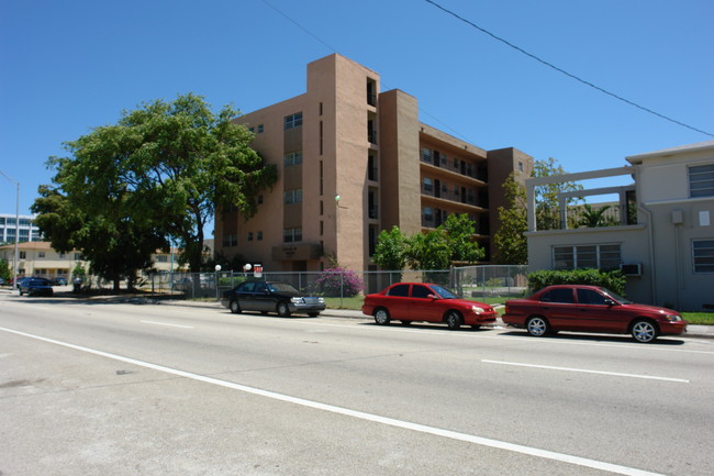 Anne Marie Towers in Miami, FL - Foto de edificio - Building Photo