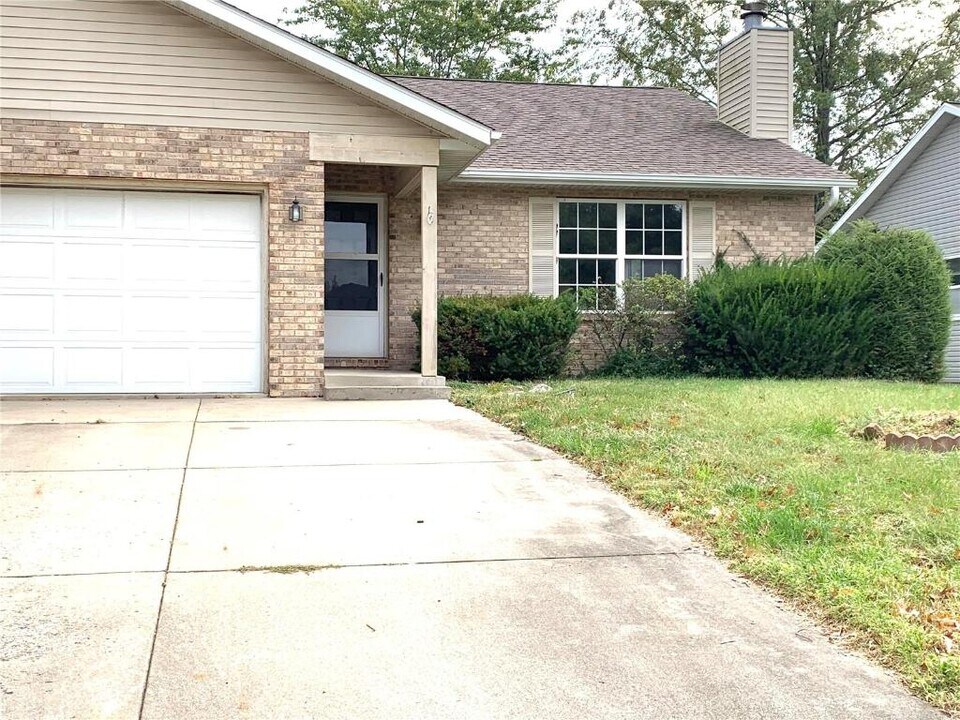 119 Twin Oaks Dr in Belleville, IL - Building Photo