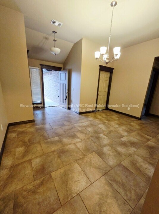 2215 Kintyre Rd in Yukon, OK - Building Photo