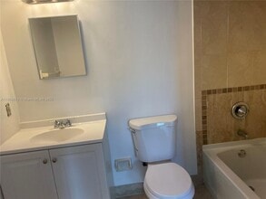 2055 SW 122nd Ave, Unit 401 in Olympia Heights, FL - Foto de edificio - Building Photo