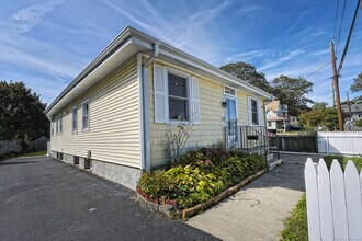 16 Monroe St in Milford, CT - Building Photo - Building Photo
