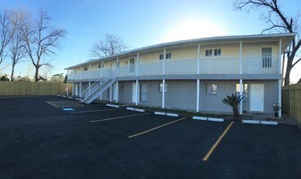 Oaks at Bonham Apartments in Houston, TX - Building Photo