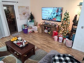 11 King Arthur Dr in East Lyme, CT - Building Photo