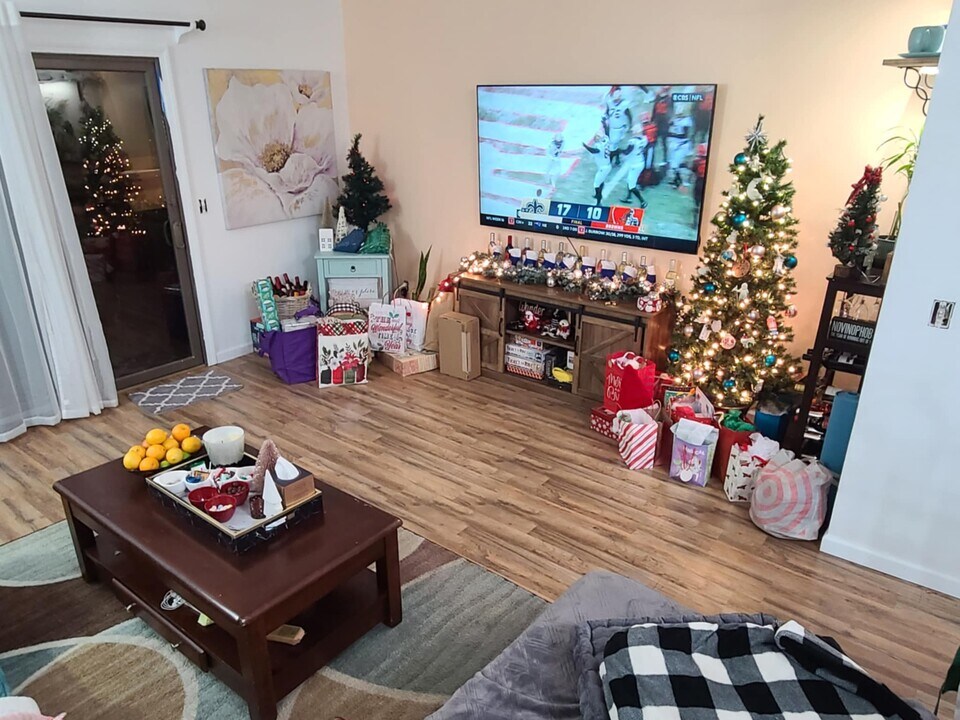 11 King Arthur Dr in East Lyme, CT - Building Photo