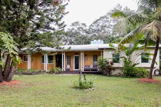 750 NE 120th St in Biscayne Park, FL - Foto de edificio - Building Photo