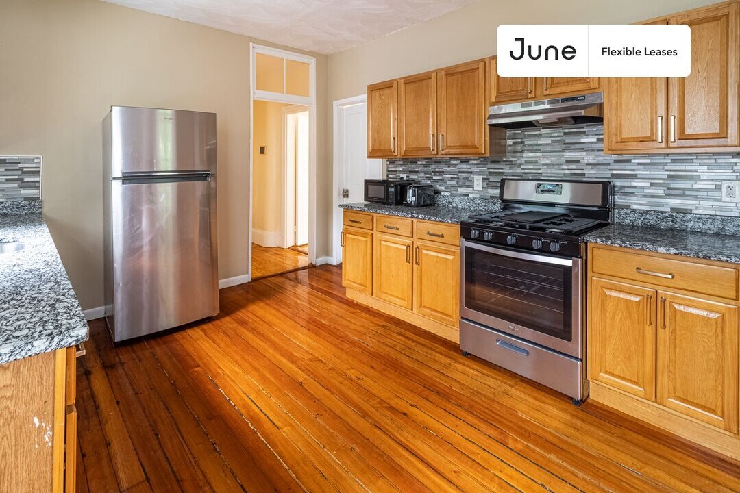 35 Catawba St in Boston, MA - Building Photo