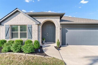 1068 Fairfax Dr in Godley, TX - Building Photo - Building Photo