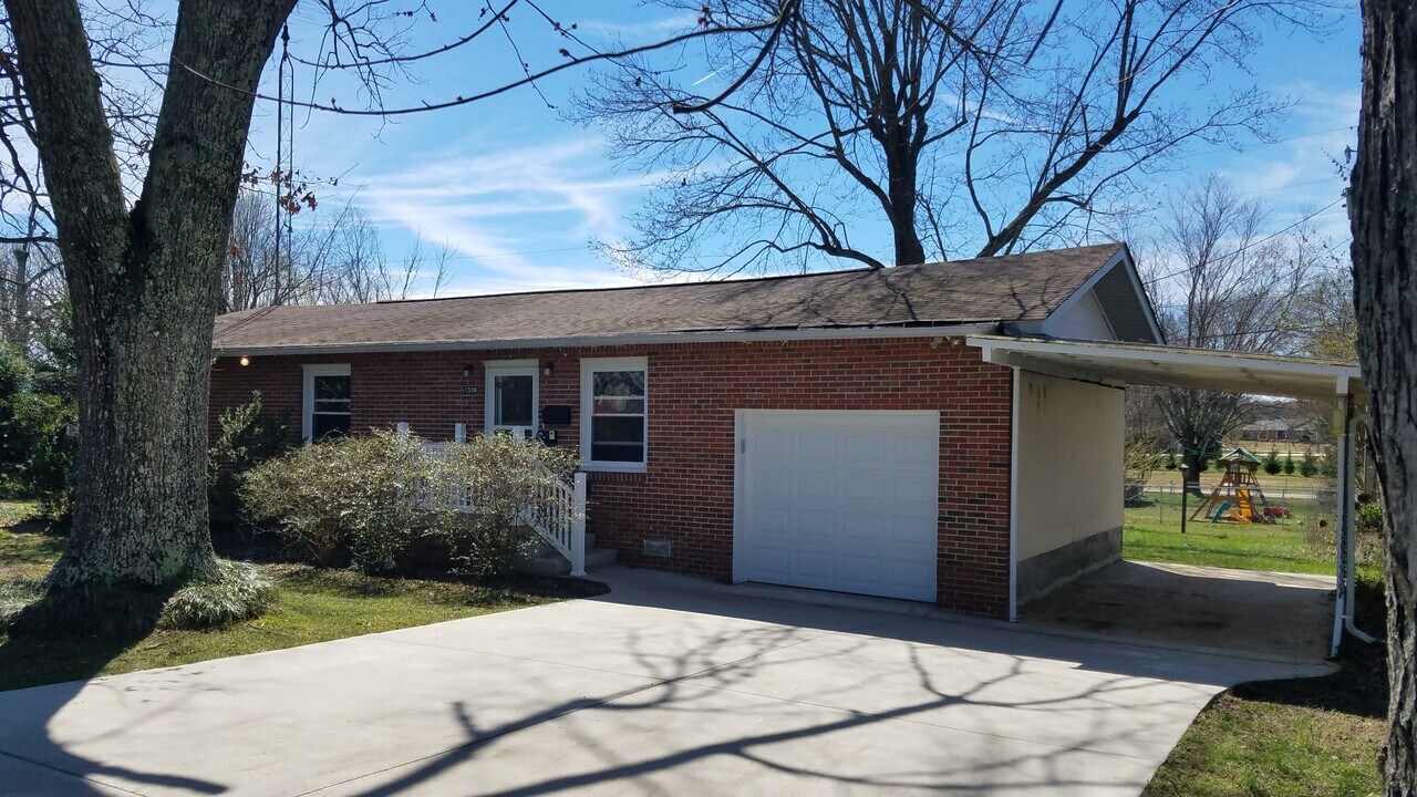 1504 Rogers Cir Photo