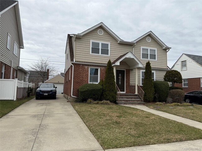 222 Colonial Ave in Williston Park, NY - Building Photo - Building Photo