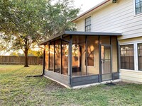 17627 Glenmorris Dr in Houston, TX - Building Photo - Building Photo