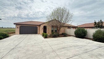 1867 W Roby Ave in Porterville, CA - Building Photo