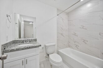 8213 Bigwood St in Houston, TX - Foto de edificio - Building Photo