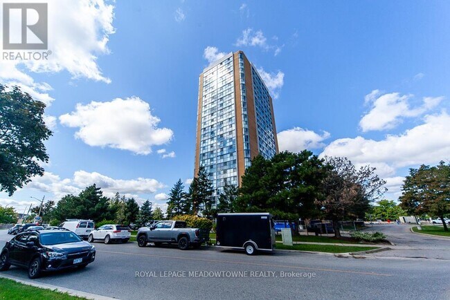 35 Trailwood Dr in Mississauga, ON - Building Photo - Building Photo