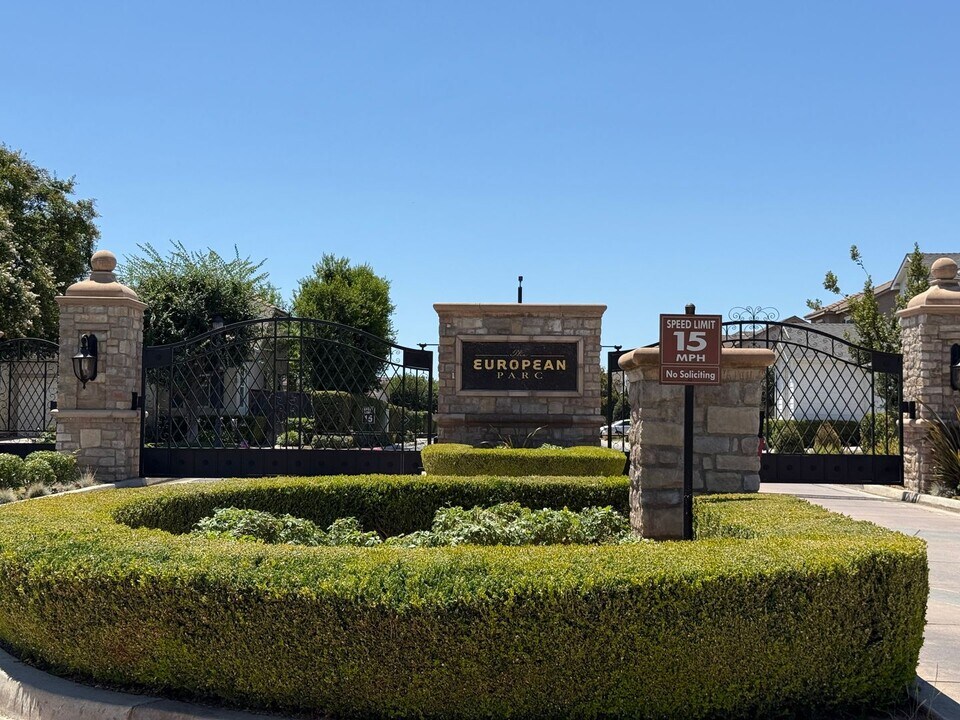 630 W Edinburgh Ln in Clovis, CA - Building Photo