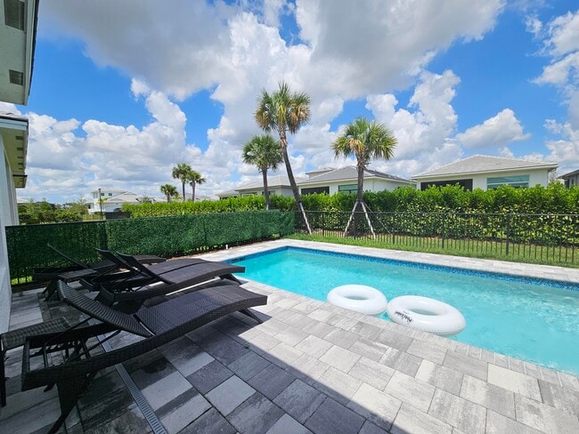 9142 SW Esule Way in Port St. Lucie, FL - Foto de edificio - Building Photo