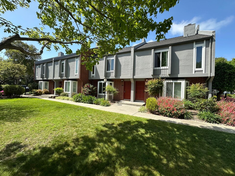 14 Sierra Ln in Walnut Creek, CA - Building Photo