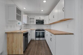 1216 Jones St in Taylor, TX - Building Photo - Building Photo