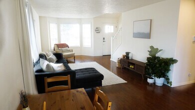 4398 Northside Dr NE in Salem, OR - Foto de edificio - Building Photo