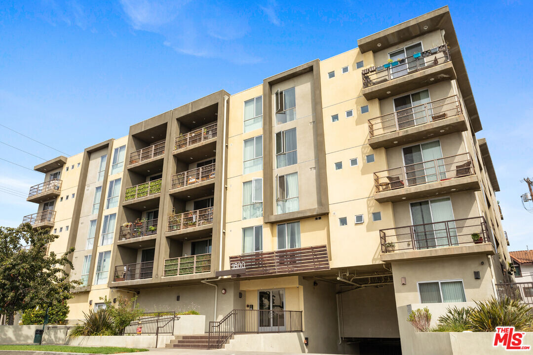 1600 S Westgate Ave in Los Angeles, CA - Foto de edificio