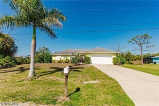 11693 Oakland Dr in Bokeelia, FL - Building Photo